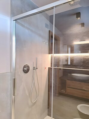 Shower, towels