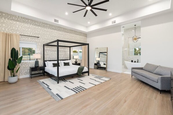 6 bedrooms, desk, iron/ironing board, travel cot