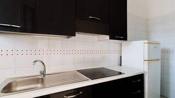 Køleskab, kaffe-/temaskine, køkkentøj/tallerkener/redskaber