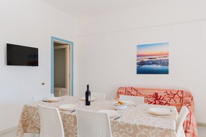 Dining - Holiday Home 'Airone' with Sea View, Wi-Fi and Air Conditioning (Torre Lapillo)