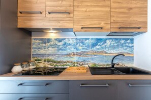 Fridge, microwave, oven, stovetop - Holiday Home 'Jacuzzi' with Sea View, Wi-Fi and Air Conditioning (Stintino)