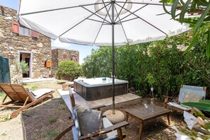 Outdoor spa tub - Holiday Home 'Jacuzzi' with Sea View, Wi-Fi and Air Conditioning (Stintino)