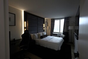 2 bedrooms, desk, WiFi, bed sheets
