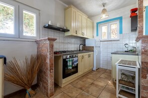 Fridge, oven, stovetop, coffee/tea maker - Holiday Home 'Asinara' with Sea View, Wi-Fi and Air Conditioning (Stintino)