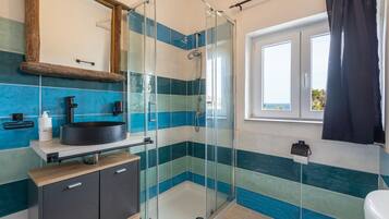 Shower, hair dryer, towels