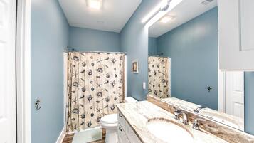 Regadera, secadora de cabello, toallas