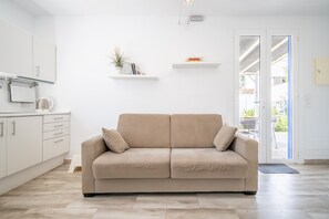 TV, ping pong - Holiday Home 'Cozy Little House Close To The Sea' with Private Terrace, Wi-Fi and Air Conditioning (Urbanització s'Estanyol)