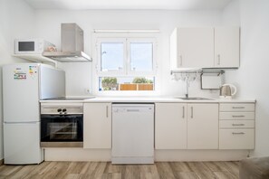 Fridge, microwave, oven, stovetop - Holiday Home 'Cozy Little House Close To The Sea' with Private Terrace, Wi-Fi and Air Conditioning (Urbanització s'Estanyol)