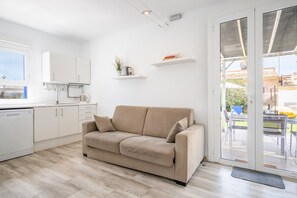 TV, ping pong - Holiday Home 'Cozy Little House Close To The Sea' with Private Terrace, Wi-Fi and Air Conditioning (Urbanització s'Estanyol)