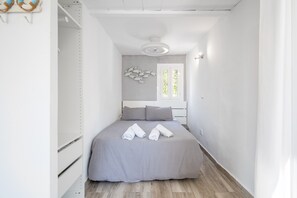 1 bedroom, iron/ironing board, free WiFi, bed sheets - Holiday Home 'Cozy Little House Close To The Sea' with Private Terrace, Wi-Fi and Air Conditioning (Urbanització s'Estanyol)