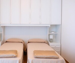 2 bedrooms, iron/ironing board, bed sheets