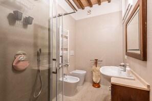Dusche, Haartrockner, Handtücher