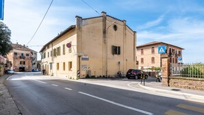 A street with buildings, a pedestrian crossing, and a parking sign. - Apartment 'La Porta Del Palio' with Private Terrace, Wi-Fi and Air Conditioning (Siena)