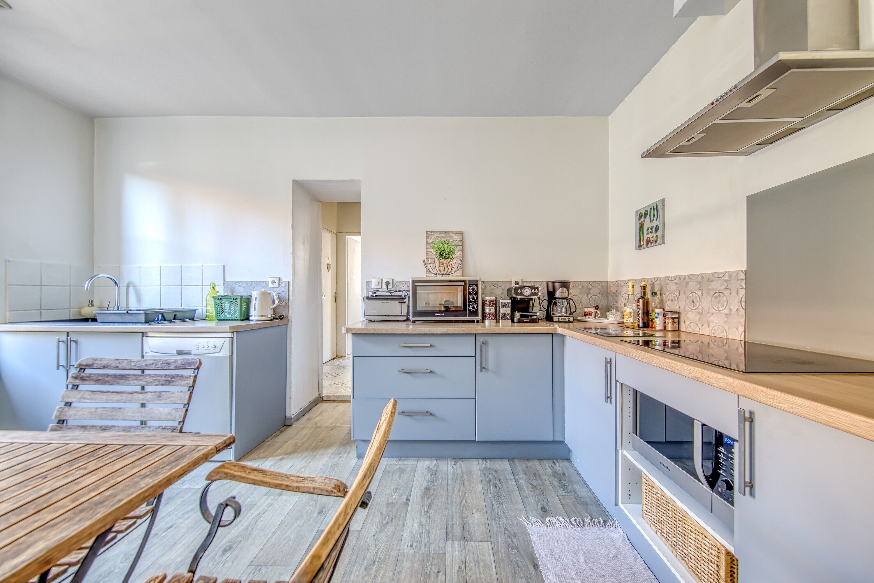 Een koelkast, een microgolfoven, een oven, een vaatwasser