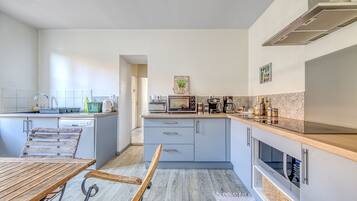 Een koelkast, een microgolfoven, een oven, een vaatwasser