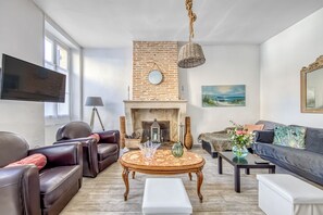 TV - Arc-en-Ciel House in Lesparre-Médoc – 3 Bedrooms, Private Courtyard & Barbecue (Lesparre-Médoc)