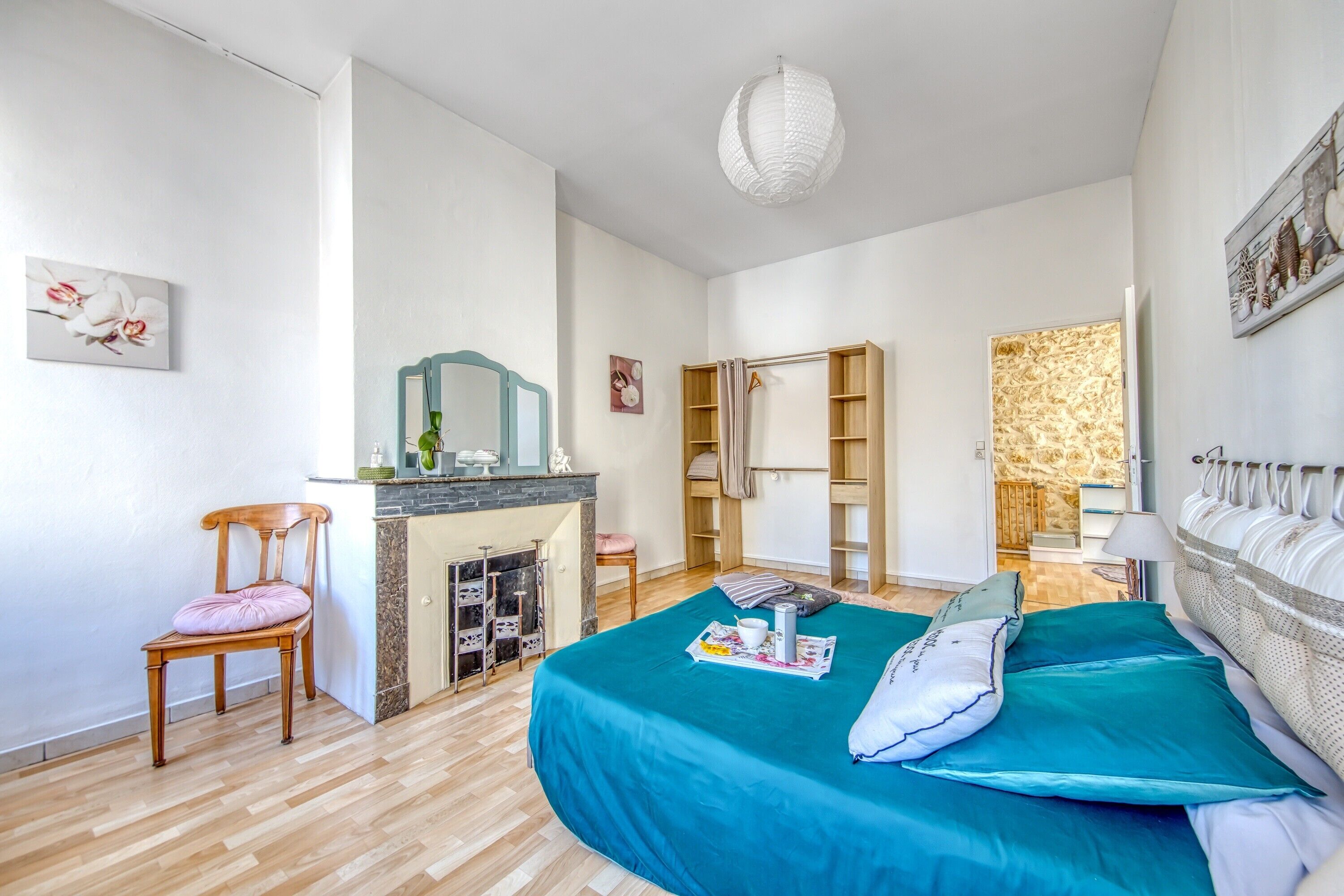 3 slaapkamers, een strijkplank/strijkijzer, gratis wifi, beddengoed