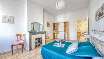 3 slaapkamers, een strijkplank/strijkijzer, gratis wifi, beddengoed