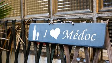 A sign with the text 'I ♥ Médoc' mounted on a wooden structure.