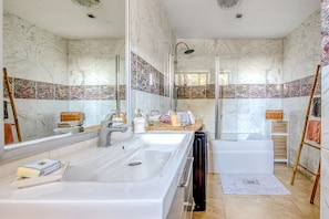 Dusche, Haartrockner, Handtücher