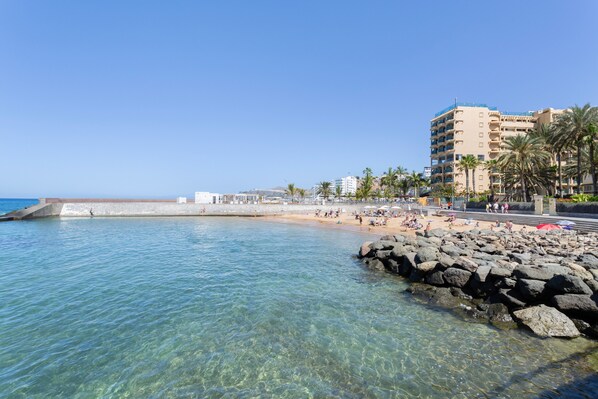 Una spiaggia nelle vicinanze