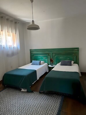 3 室のベッドルーム、WiFi (無料)、ベッドシーツ