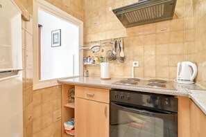 Fridge, oven, stovetop, coffee/tea maker