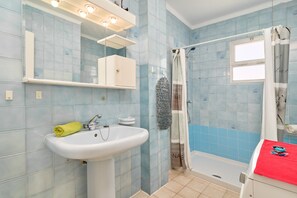 Shower, hair dryer, towels - Apartment 'Albaida 2 5J' with Sea View, Wi-Fi and Air Conditioning (Nerja)