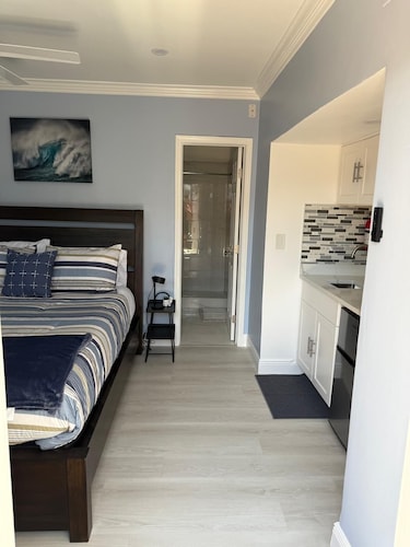 Blue Sky Guest Room with Kitchenette