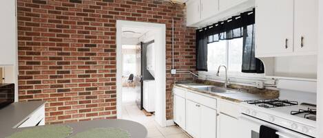 ثلاجة، ميكروويف، فرن، موقد طهي مسطح