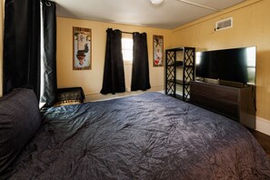 4 bedrooms, desk, free WiFi, bed sheets