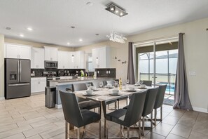 Réfrigérateur, four, plaque de cuisson, lave-vaisselle