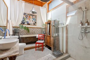 Bruser, hårtørrer, håndklæder, Sæbe