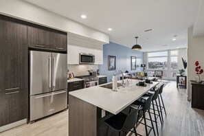 Refrigerador, microondas, horno y parrilla de estufa 