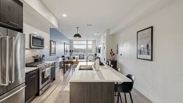 Een koelkast, een magnetron, een oven, een kookplaat