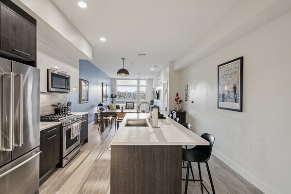 Kjøleskap, mikrobølgeovn, ovn og kokeplater