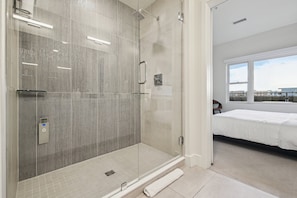 Douche, sèche-cheveux, serviettes fournies
