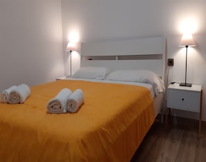 Departamento | 1 habitación y tabla de planchar con plancha