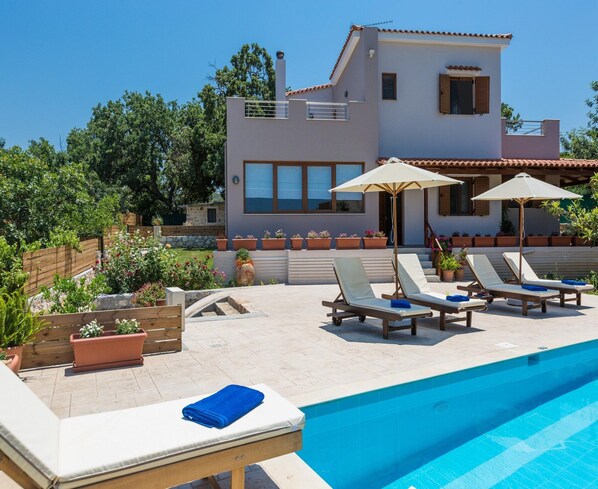 Outdoor pool - Tranquil Villa With Large Pool in Rethymno (Rethymno)