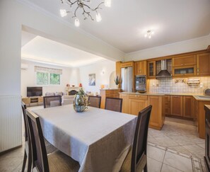 Villa | Dining - Villa in Kypseli With Private Pool & Gardens (Zakynthos)