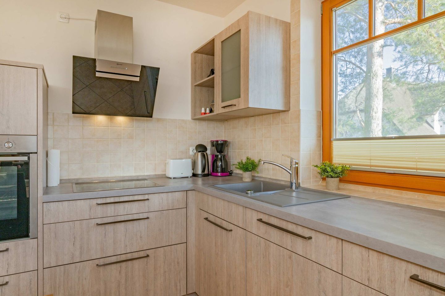 Coffee/tea maker, fridge, microwave, oven