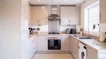 House | Private kitchen | Fridge, microwave, oven, stovetop
