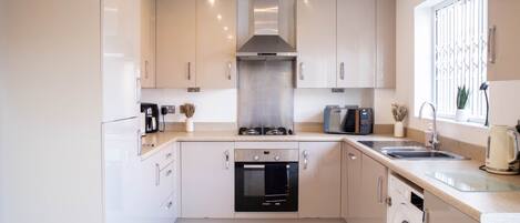 Maison | Cuisine privée | Réfrigérateur, micro-ondes, four, plaque de cuisson