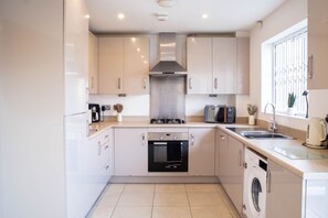 House | Private kitchen - Etihad Blissful Retreat-3 Bedroom Haven (Manchester)