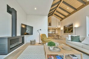 Smart-TV, Kamin, Tischfußball