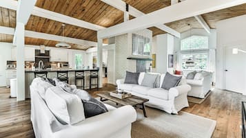 TV connectée, cheminée, baby-foot