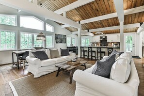 Smart TV, fireplace, table football - La Maison Blanche | Hot tub & Sauna | Tremblant Living (Mont-Tremblant)