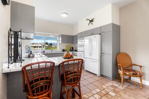 Fridge, microwave, oven, stovetop - 🏖️Waikoloa Beach Resort | Spacious Lanai & Heated Pool (Waikoloa)