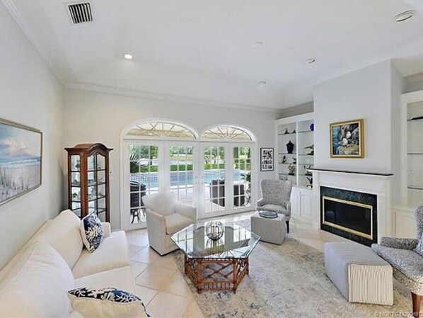 Smart TV, fireplace