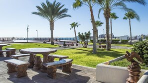 Outdoor dining - Las Gaviotas 424 – Oceanfront Comfort w/ Pool, Wi-Fi & Sunset Patio (Puerto Peñasco)